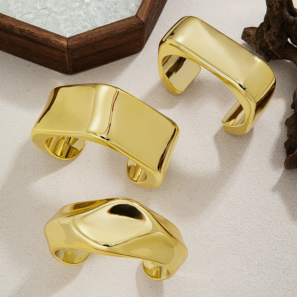 צמיד נשים אלגנטי בצבע זהב בעיצוב מינימליסטי