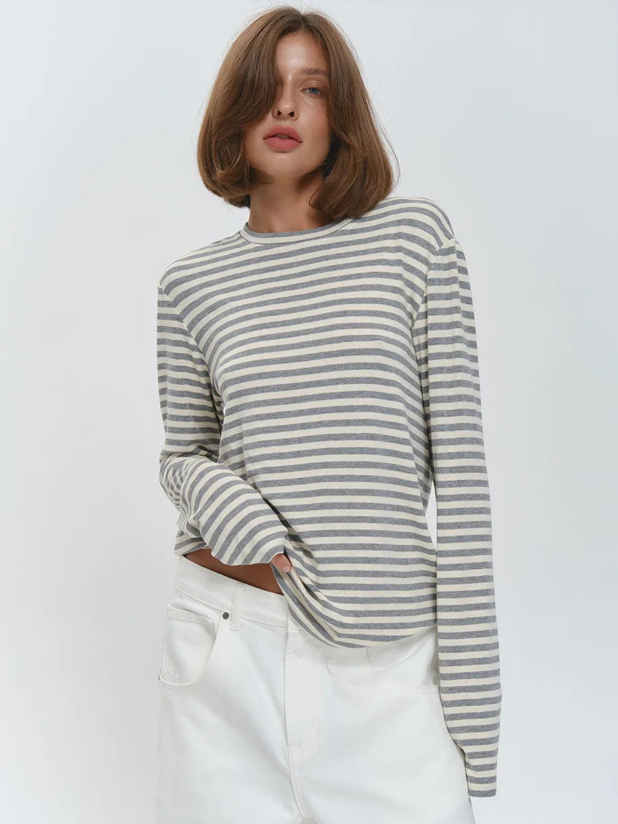 חולצת אמה בצבע אפור, חולצת פסים אלגנטית בגזרה אירופאית מינימליסטית, מראה נקי ויוקרתי לסטייל יומיומי.