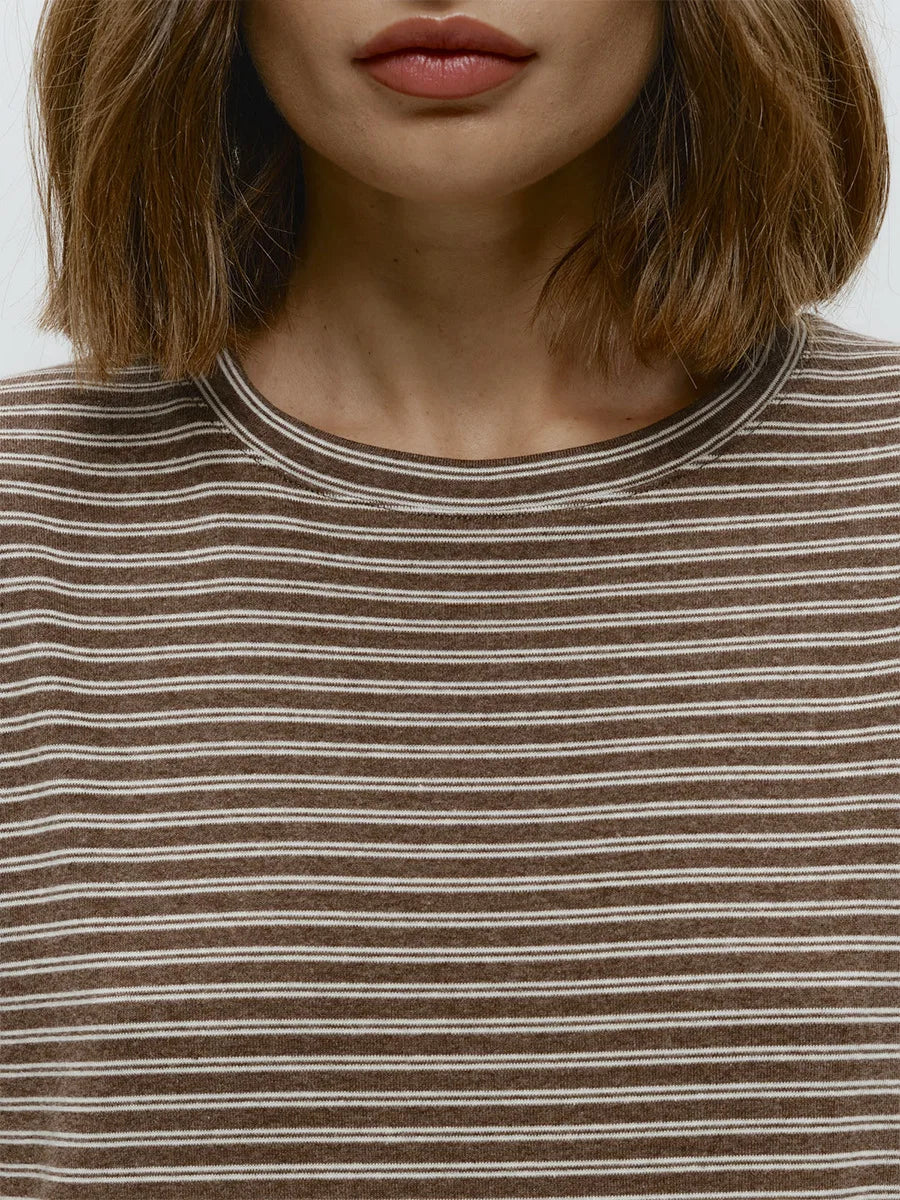 חולצת אמה בצבע חום, חולצת פסים אלגנטית בגזרה אירופאית מינימליסטית, מראה נקי ויוקרתי לסטייל יומיומי.