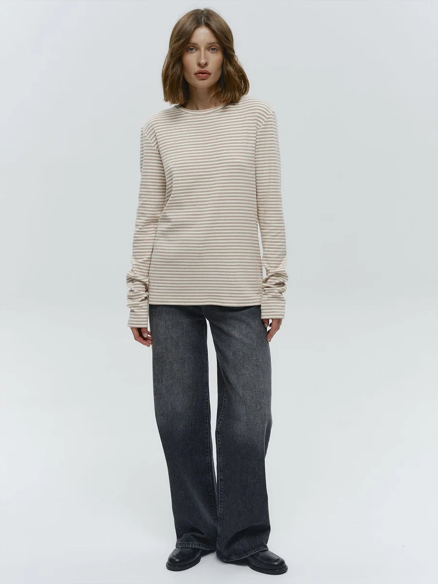 חולצת אמה בצבע משמשי, חולצת פסים אלגנטית בגזרה אירופאית מינימליסטית, מראה נקי ויוקרתי לסטייל יומיומי.