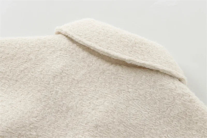 ג׳קט אודרי לנשים בעיצוב יוקרתי, גזרה מחמיאה ובד איכותי למראה אלגנטי