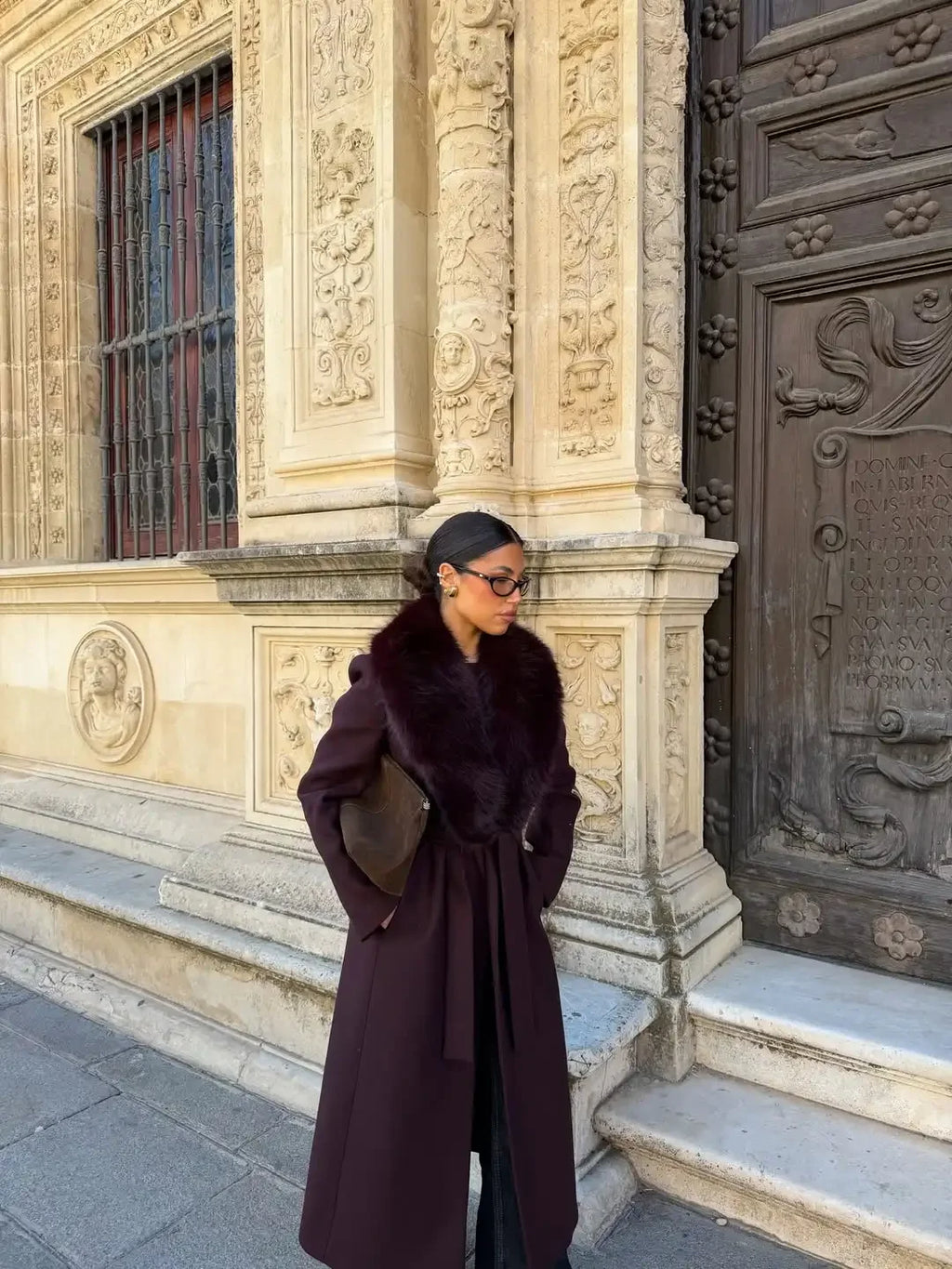 מעיל אמבר לנשים בעיצוב יוקרתי, גזרה מחמיאה ובד איכותי למראה אלגנטי